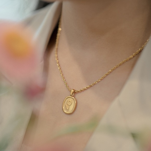 Waterproof sunflower pendant necklace - Picture 3 of 5